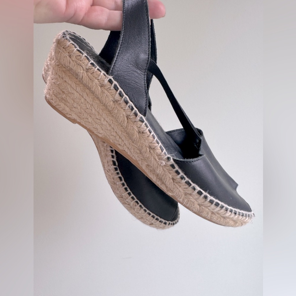 Andrea Assous Black leather Espadrille Sandals, size 8.5-9